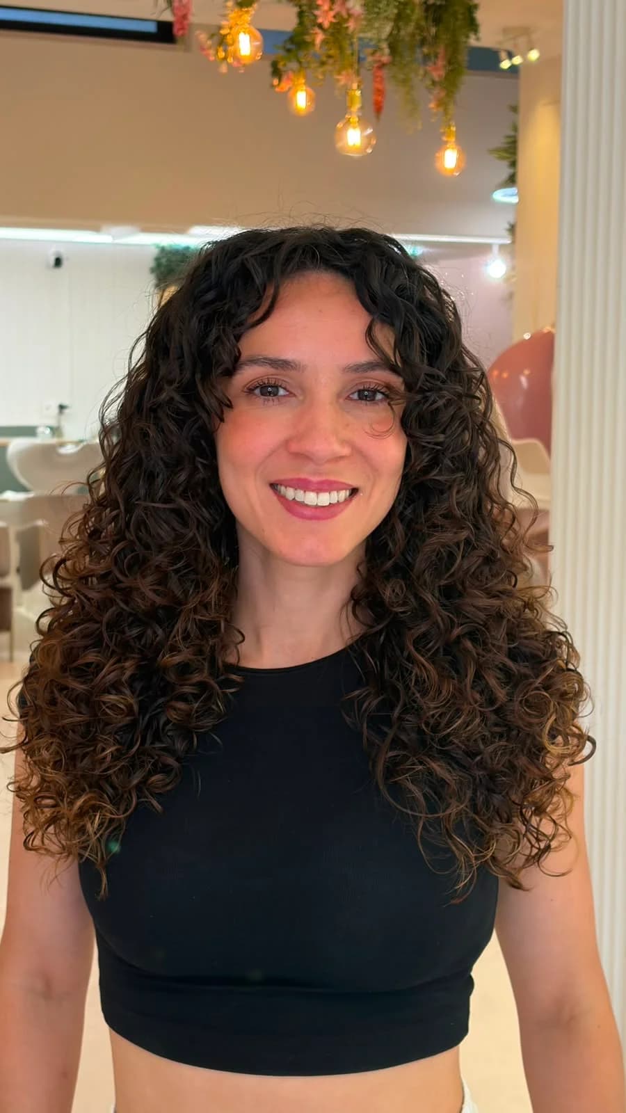 Curly hair cut by Laise Queiroz, hairdresser in Lisbon — look 4